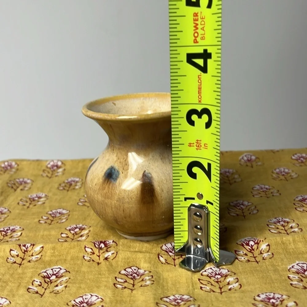 VINTAGE MINI POTTERY VASE